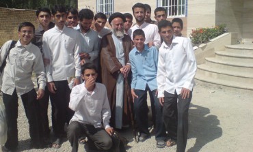 موسس و تولیت حوزه به همراه جمعی از دانش آموزان اردوی تفریحی یکی از مدارس تهران